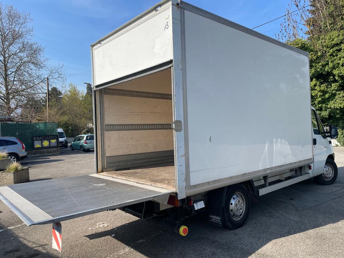 Camion de déménagement avec hayon arrière ouvert proposé par Probat Concept CH