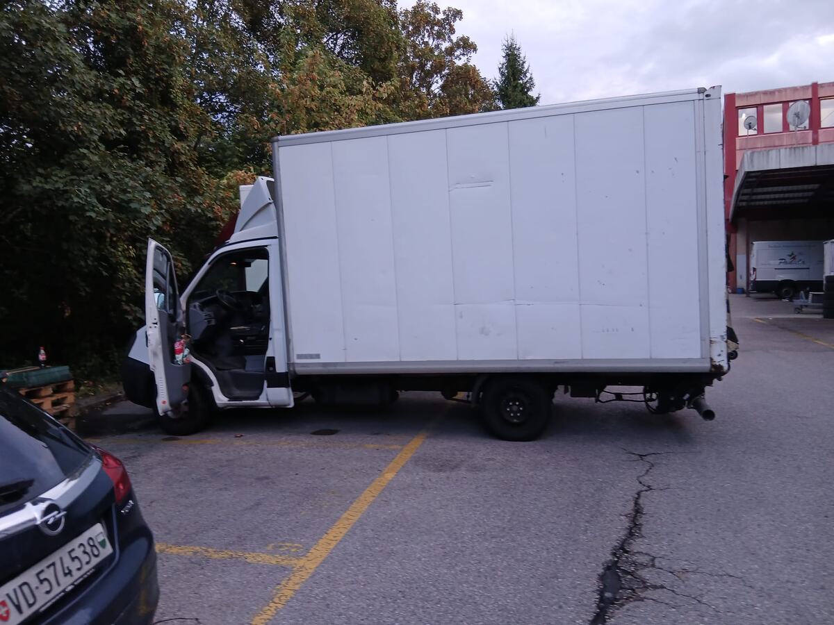 Camion de déménagement vu de côté proposé par Probat Concept CH