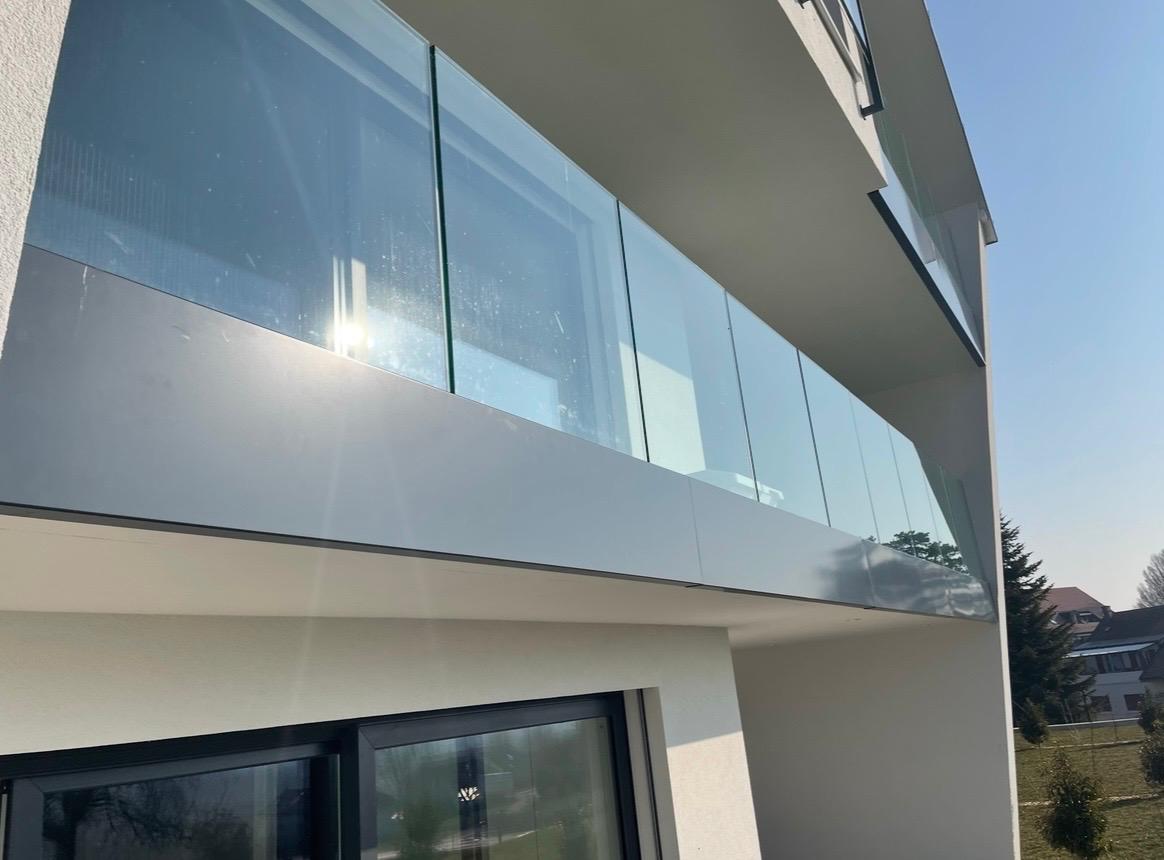 Garde-corps en verre installé sur un balcon par Probat Concept CH