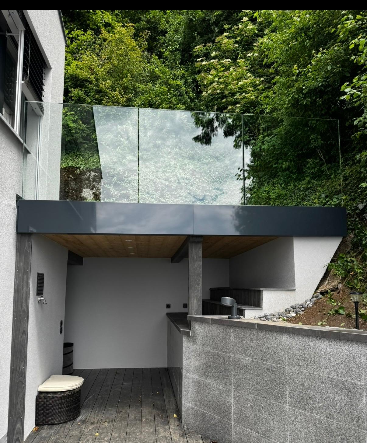 Installation d’un garde-corps vitré sur une terrasse par Probat Concept CH
