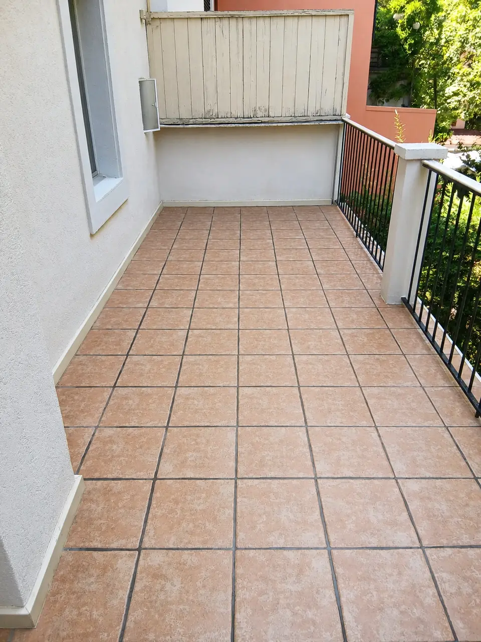 Balcon carrelé après nettoyage de fin de bail par Probat Concept CH, sol propre et joints dégagés